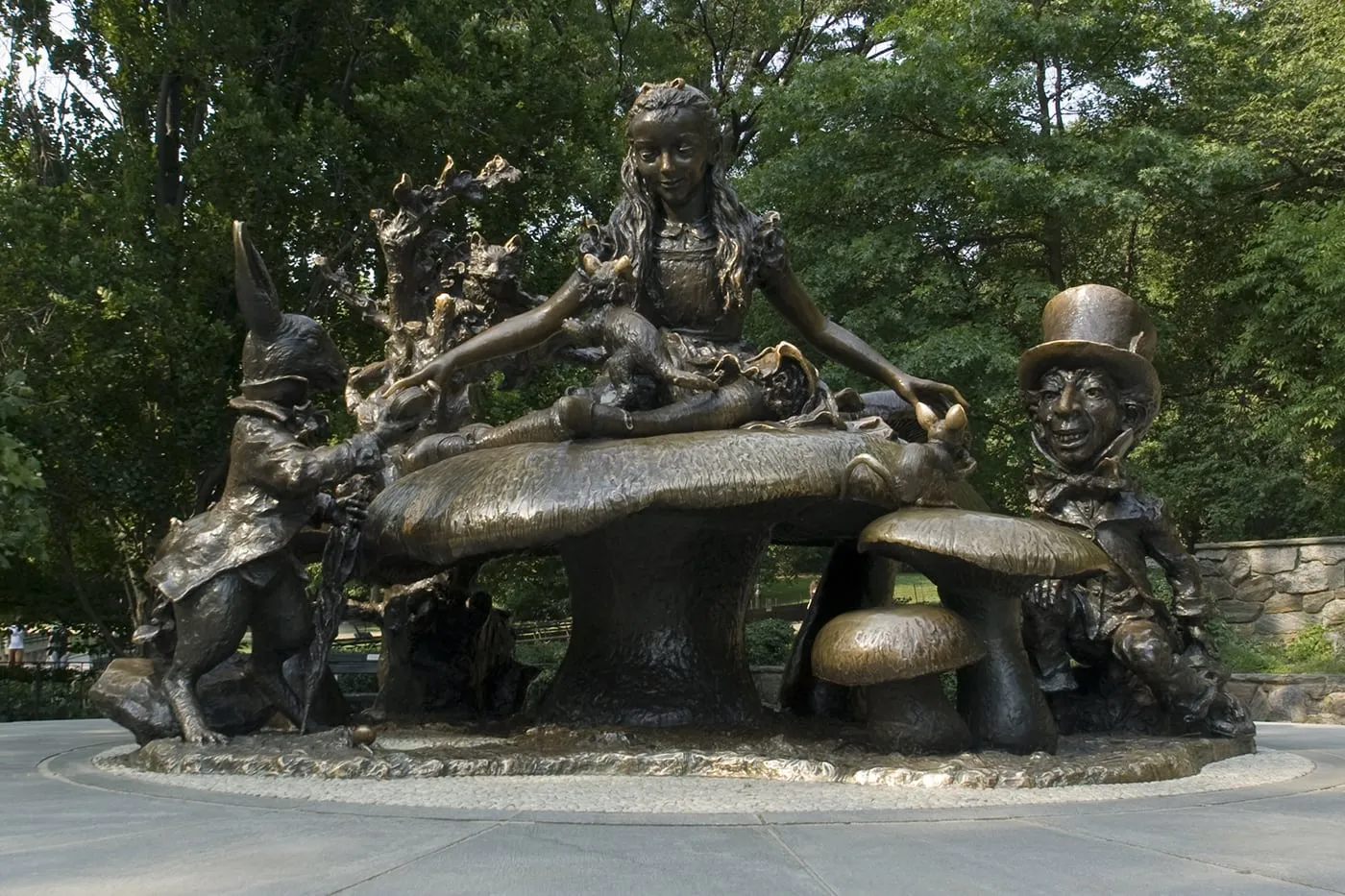 Alice-In-Wonderland-Statue-Central-Park-New-York-07