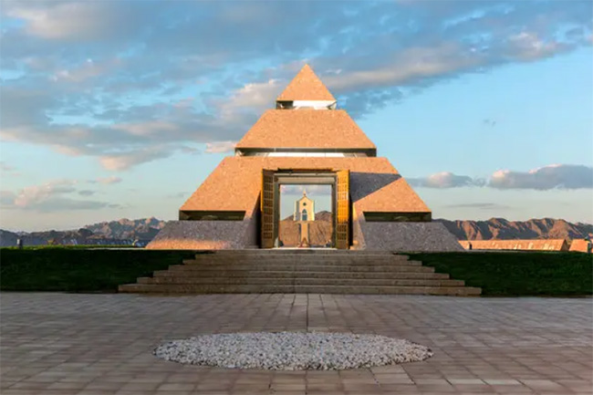 The Fact That The Center Of The World Is Located Inside A Masonic Pyramid Explains Who Truly Owns The World.